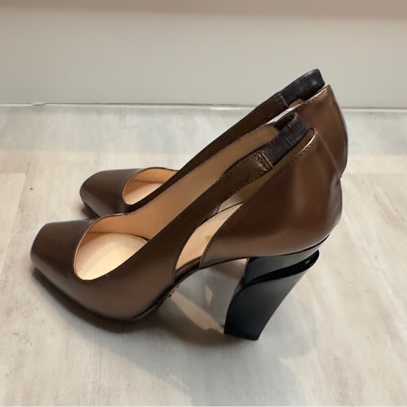 Vintage Prada pumps with square toe and chiseled heel - Picture 10 of 12